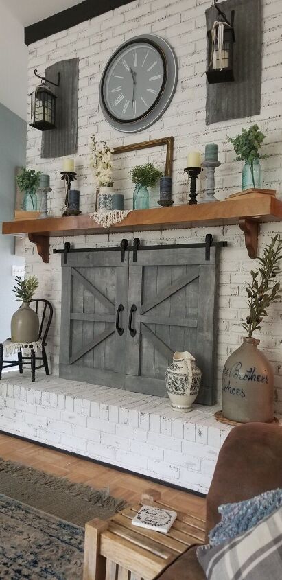 Design Camino, Farmhouse Fireplace Decor, Fireplace Doors, Brick Fireplace Makeover, Fireplace Mantle Decor, Glass Fireplace, Living Room Decor Fireplace, Fireplace Remodel, Diy Fireplace