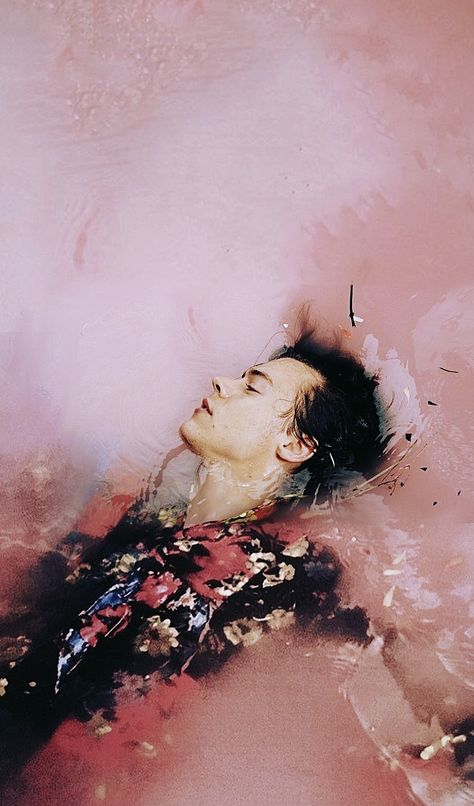 Harry 1d, Harry Styles Aesthetic, Pink Water, Harry Styles Wallpaper, Harry Styles Pictures, Harry Styles Photos, Mr Style, Harry Edward Styles, Edward Styles