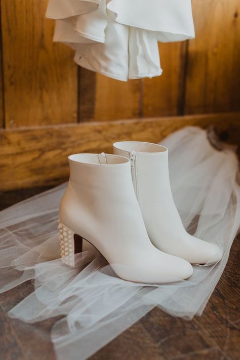 Cabin Wedding Ideas, Winter Wedding Boots, Lodge Wedding Reception, Bride Boots, Winter Wedding Shoes, Heels Ideas, Rustic Winter Wedding, Cabin Wedding, Wedding Themes Winter