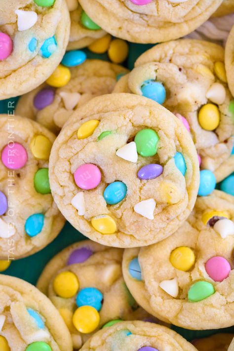 Easter M&M Cookies are a colorful addition to Easter Sunday. Who doesn't love chewy cookies with seasonal chocolatey pastel candy? Cruffin Recipe, Foil Packet Dinners, Coconut Cheesecake, Butter Salmon, Chewy Cookies, M M Cookies, Easter Desserts Recipes, Oven Fried Chicken, Pastel Candy