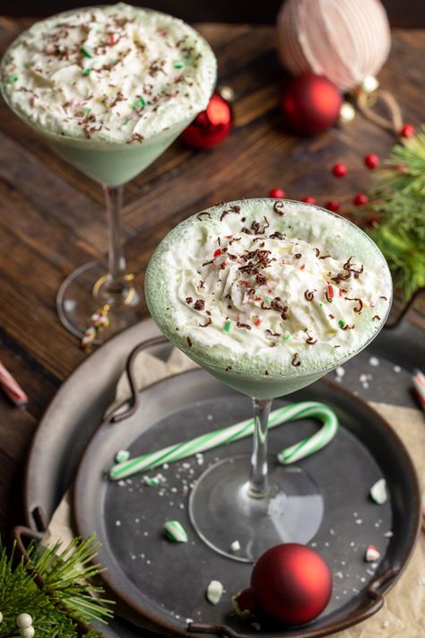 This Baileys Mint Martini is a festive drink perfect for Christmas on a snowy day! This martini is a dessert in a glass with a vibrant mint color and smooth and silky texture. Mint Martini, White Chocolate Martini, Kahlua Recipes, Desserts In A Glass, Drinking Chocolate, Raspberry Vodka, Lactose Free Milk, Chocolate Martini, A Snowy Day