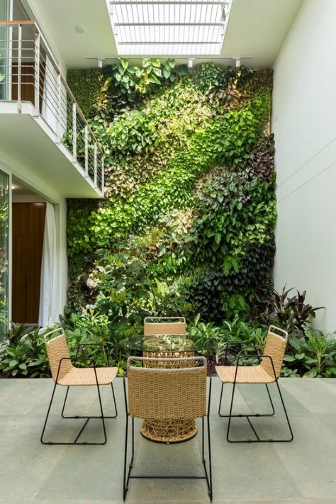 House with Courtyards | LIJO RENY architects - The Architects Diary Vertical Green Wall, Small Bathroom Renovations, Areas Verdes, Garden Solutions, Inner Courtyard, Bay House, Architecture Awards, Indian Homes, Tropical House