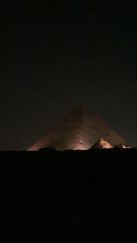 Pyramids At Night, Egypt At Night, Nba Jersey Outfit, Egypt Holiday, Egypt Wallpaper, Great Pyramids Of Giza, Pyramid Building, Egypt Aesthetic, Pyramids Egypt