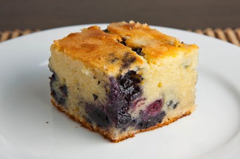 Mochi Cake Recipe, Blueberry Mochi, Rice Flour Recipes, Hawaiian Desserts, Butter Mochi, Dessert Chef, Closet Cooking, Mochi Cake, Mochi Recipe