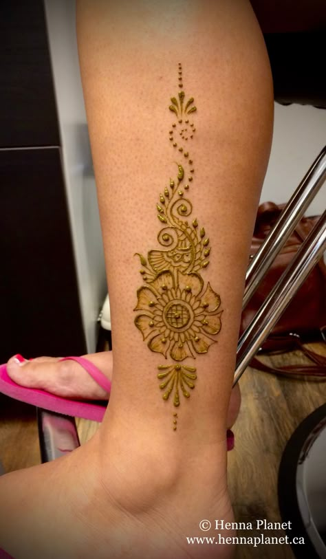 Henna Planet. Natural henna body art by Tarquin Singh in Toronto Ontario, Canada. Henna On Ankle, Henna Design Leg, Simple Palm Henna Designs, Simple Palm Henna, Henna Leg Tattoo, Henna Palm, Thigh Henna, Leg Henna Designs, Palm Henna Designs