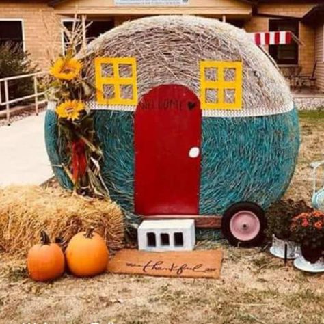 Hay Bale Painting Ideas, Halloween Hay Bale Ideas, Round Hay Bale Decorating Ideas, Painted Hay Bale Ideas, Halloween Hay Bale, Hay Bale Decorating Ideas, Decorated Hay Bales, Pumpkin Patch Business, Hay Bale Fall Decor