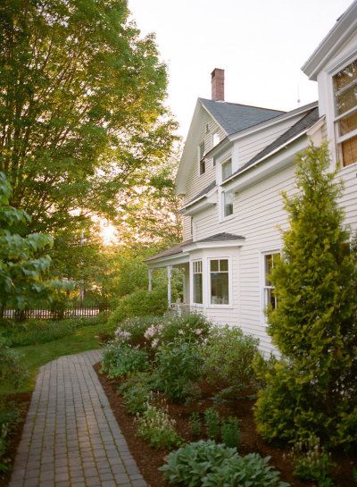 Portland Maine Wedding, Southern Farmhouse, Awesome Houses, Nice Homes, Historic Renovation, Colonial Exterior, American Farmhouse, Farmhouse Landscaping, Portland Wedding