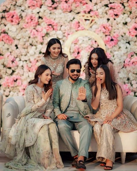 Rabia Faisal, Fatima Faisal, Faisal Sisters, Iqra Kanwal, Sisters Photography Poses, Wedding Guests Photos, Marriage Poses, Madonna Vogue, Sisters Photography