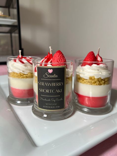 Strawberry Cheesecake Candle, Strawberry Shortcake Candle, Candle Making Business Ideas, Cool Candle Ideas, Whipped Candles, Strawberry Candles, Special Candles, Homemade Candle Recipes, Cool Candles