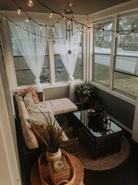 Enclosed Porch Ideas Small Cozy, Narrow Sunroom Ideas, Tiny Sunroom, Small Enclosed Porch, Small Sunroom Ideas, Indoor Sunroom, Window Porch, Cozy Sunroom, Small Sunroom