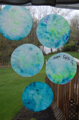 coffee filter earths Window Activities, Easy Sensory Activities, Preschool Earth Day, Earth Day Theme, Earth Day Craft, Water Planet, Earth Week, Earth Craft, Paper Yarn