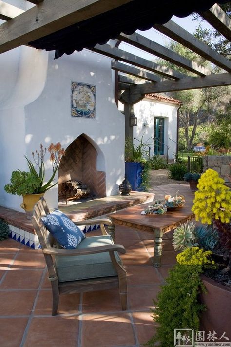 The Ultimate Inspiration For Spanish Styling Spanish Backyard, Modern Mediterranean Decor, Maze Garden, Hornbeam Hedge, Mediterranean Interior, Patio Fireplace, Backyard Fireplace, Casa Country, Mediterranean Home Decor