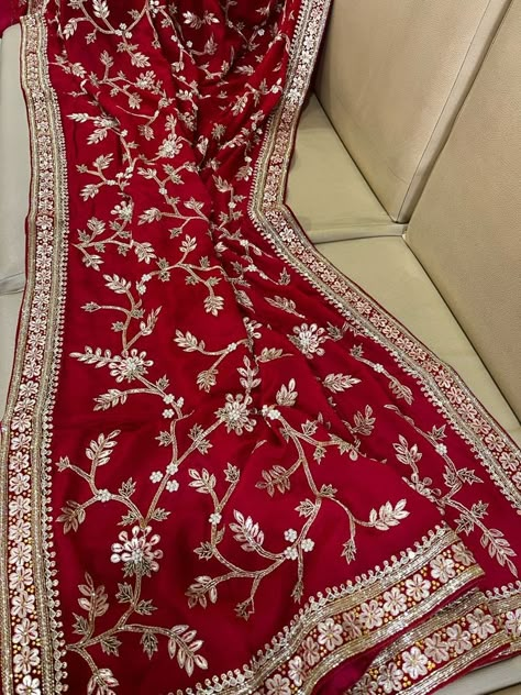 Red Heavy Dupatta, Heavy Bridal Dupatta Designs, Dulhan Dupatta, Chunni Designs, Beautiful Bridal Dresses, Simple Saree Designs, Bridal Dupatta, Couple Wedding Dress, Indian Bride Outfits