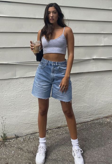 Bermuda Shorts Outfit Street Styles, Long Shorts Outfits Women, Long Denim Shorts Outfit, Look Short Jeans, Jean Short Outfits, Long Outfit, Denim Shorts Outfit, Clueless Outfits, Shorts Outfits Women