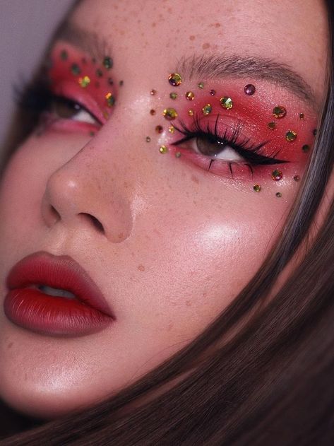 red eyes and rhinestones Red Festival Makeup, Fade Into Hue, Christmas Makeup Looks, Dragon Makeup, Xmas Makeup, Valentine's Day Makeup, Angel Makeup, Christmas Eye Makeup, Red Eye Makeup