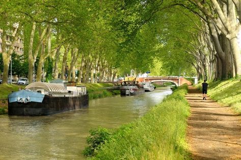 10 plus beaux endroits où courir dans le monde | France Scenery, France Spring, Canal City, Cities In France, European Bucket List, Narrow Boats, London Tea, Canal Du Midi, Industrial District