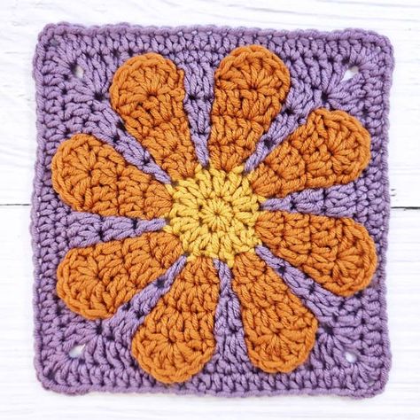 How to Crochet a Retro Daisy Granny Square - Adorecrea.com Easy Flower Granny Square Crochet, Daisy Crochet Granny Square Pattern, Square Flower Crochet Pattern, Groovy Flower Crochet Square, Granny Flower Square Crochet Pattern, Vintage Daisy Granny Square, Daisy Granny Square Crochet Pattern, Crochet Square Flower, Retro Flower Granny Square Pattern