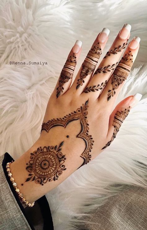 Mehdi Degine Aesthetic, Mehandi Designs Asthethic, Simplest Mehndi Designs Aesthetic, Aesthetic Minimal Mehndi Design, Mehdi Degine Simple Aesthetic, Mehedi Degins Simple Aesthetic, Trendy Mehndi Designs Back Hand, Henna Minimalist, Minimalist Henna Design