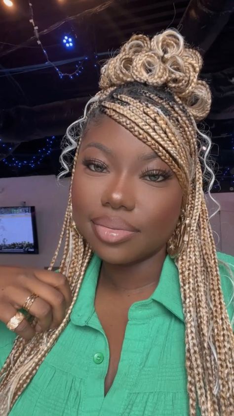 Blonde Short Braids, Blonde Layered Braids Black Women, 613 Box Braids Dark Skin, Blonde Box Braids Black Women, Blonde Braids Black Women Light Skin, Blonde Braids Dark Skin Women, Box Braids Black Women, Blonde Braids On Light Skin Women, Short Braids For Black Women