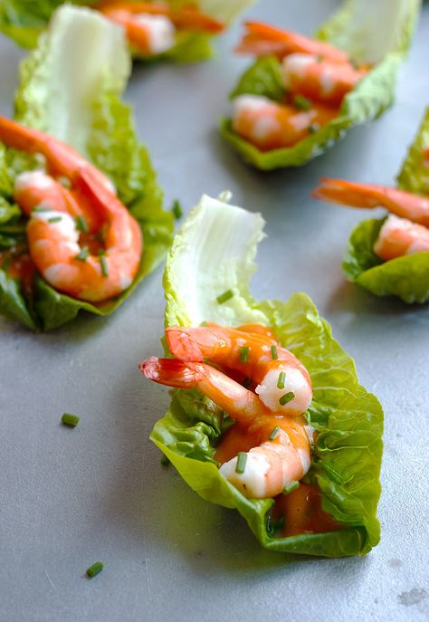 cocktail-shrimp-easy spring party appetizer Prawn Finger Food, Prawn Appetizers Finger Foods, Spring Party Appetizers, Prawns Appetizers, Spring Party Food, Shrimp Cocktail Appetizers, Salat Wraps, Shrimp Appetizer Recipes, Spring Appetizers