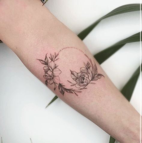 Lily Wreath Tattoo, Floral Circle Tattoo Design, Small Wreath Tattoo, Wreath Tattoo Women, Peony Wreath Tattoo, Hummingbird Circle Tattoo, Peony Tattoo Ribs, Round Floral Tattoo, Floral Circle Tattoo