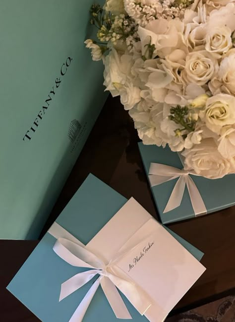 Tiffany And Co Gift, Tiffany And Co Aesthetic, Tiffany Gifts, Charlotte York, Luxury Lifestyle Girly, Business Woman Successful, Rp Ideas, Luxury Lifestyle Dreams, Breakfast At Tiffanys