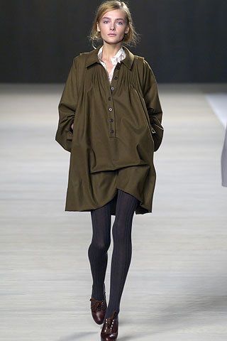 See the complete Chloé Fall 2006 Ready-to-Wear collection. Snejana Onopka, 2000s Runway, Opaque Leggings, Socks Knee High, Wool Tights, Safari Shirt, The Runaway, Statement Shoes, Tights Socks