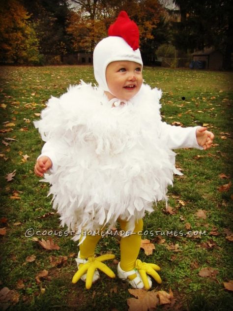 Cutest Chicken Homemade Costume: This cutest Chicken costume was originally made for my oldest daughter, 7 years ago. And it is just as cute on her baby sister, as the day she wore it Baby Chicken Halloween Costume, Chicken Costume Diy, Toddler Chicken Costume, Chicken Costume Kids, Baby Chicken Costume, Karneval Diy, Obličejové Masky, Chicken Halloween, Chicken Costume