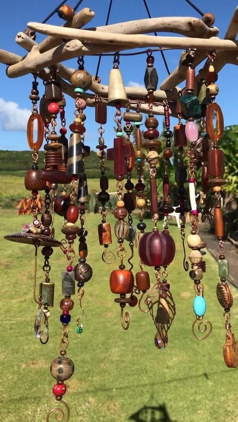 Wind Chimes From Old Jewelry, Wood Mobiles Diy, Button Wind Chimes Diy, Drift Wood Chimes Diy, Make It And Take It Crafts, Wind Chimes Diy Homemade, Easy Diy Wind Chimes, What To Do With Beads Diy, Driftwood Chimes Diy