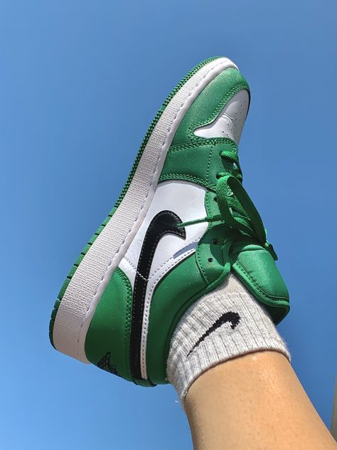 Jordan 1 low pine green Tenis Nike Jordan, Jordan 1 Low Pine Green, Jordans Aesthetic, Stile Harry Potter, Green Jordans, Sneakers Wallpaper, Vintage Nike Sweatshirt, Jordan Shoes Girls, Nike Retro