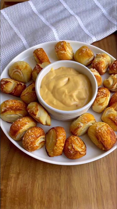 Pretzel bites Follow @genie_cooks for more.Game day snacks is one of my favorite things to recipe develop! Stay tuned for more in my game day series!1 8 count refrigerated flaky biscuits coarse salt 2 tbs melted butter 1/4 cup baking soda 8 cups waterCut each biscuit into 6 individual pieces. Bring water to a boil and slowly add in baking soda. Add in biscuit pieces a couple at a time for 15-20 seconds then place onto a parchment lined sheet pan. Brush each bite with melted butter and a sprinkle Beach Food, Flaky Biscuits, Coarse Salt, Game Day Snacks, Delicious Snacks Recipes, Game Day Food, Easy Baking Recipes, Food Videos Cooking, Pretzels