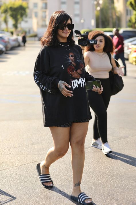 Rihanna’s Cool Tee Pays Homage to a Rap Icon | Vogue Rihanna Aesthetic, Fenty Clothing, Rihanna Puma, Looks Rihanna, Rihanna Outfits, Rihanna Riri, Puma Shirts, Rihanna Style, Bad Gal