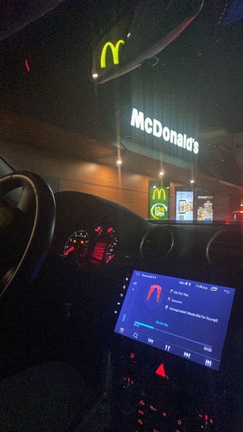 Cars Mcdonald’s Drive Thru, Car Dates Aesthetic, Car Food Snapchat, Mcdonalds In Car, Date Night Snapchat, Boys Night Out Aesthetic, Night Trip Car, Mcdonalds At Night, Date Night Fake Story