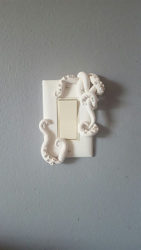 Octopus Lamp Diy, Octopus Room Decor, Clay Light Switch Cover Diy, Kracken Bathroom Decor, Light Switch Art Ideas, Clay Lightswitch Cover, Polymer Clay Light Switch Cover, Diy Light Switch Cover Ideas, Clay Light Switch Cover