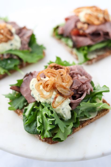 A classic Danish Smørrebrød (Nordic open sandwich) featuring hearty rye bread, roast beef, curry remoulade sauce and crispy shallots. #smørrebrød #roastbeef #truenorthkitchen Croissant Sandwiches, Danish Cuisine, Open Sandwich, Crispy Shallots, Remoulade Sauce, Roast Beef Sandwiches, Norwegian Food, Roast Beef Recipes, Beef Curry