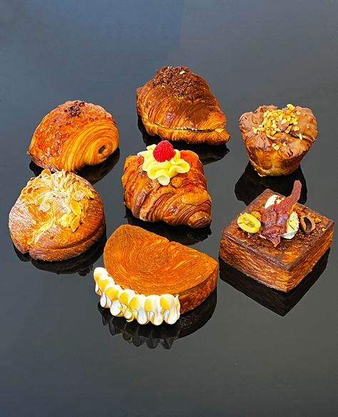 Have you tried our new pastries?⁠ ⁠ Almond Crescent ▪️ Yuzu Meringue Eclipse ▪️ Pain Au Chocolat ▪️ Tiramisu Croissant ▪️ Raspberry & Almond Croissant ▪️ Milk Chocolate & Caramel ▪️ Prosciutto & Gruyère ⁠ ⁠ These 7 amazing flavours are available every day of the week. Pre-order them for your next trip to the bakery. 🥐😍⁠ ⁠ ⁠ Tiramisu Croissant, Croissant Ideas, Lv Murakami, Lunchbox Cake, Croissant Recipe, Food Truck Ideas, Almond Croissant, Raspberry Almond, Cozy Coffee Shop