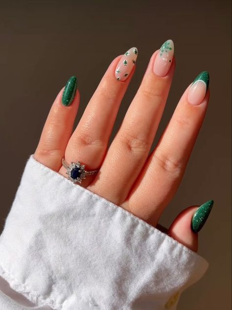 Christmas Nail Designs Easy, Classy Nail Art Ideas, Reflective Nails, Nautical Nails, Plaid Nails, Cute Christmas Nails, Christmas Nails Easy, Short Nail Designs, Festival Nails