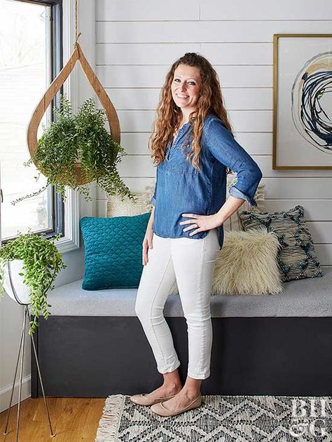 When Ashley Mayes of Bigger Than the Three of Us needed another perch for her plant collection, she got out her jigsaw. Now a creatively curvy hanging planter showcases her favorite foliage. Diy Hanging Planter, Plant Pot Holders, Hanging Plant Holder, Hanging Plants Indoor, Hanging Succulents, Macrame Plant Holder, Air Plant Holder, Hanging Plant, Wooden Planters