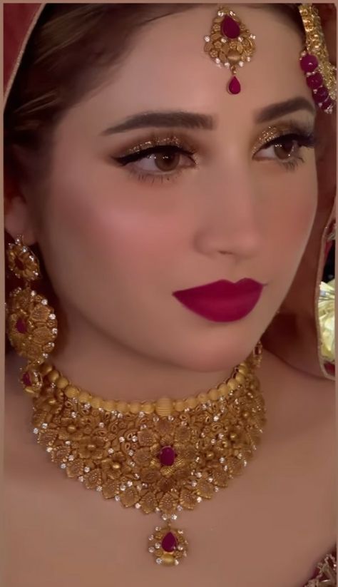 Shadi Makeup, Gold Set Design, Latest Bridal Makeup, Fashion Jewelry Necklaces Gold, Unique Wedding Jewelry, Turkish Jewellery, Pakistani Bridal Jewelry, Delicate Gold Jewelry, Antique Necklaces Design