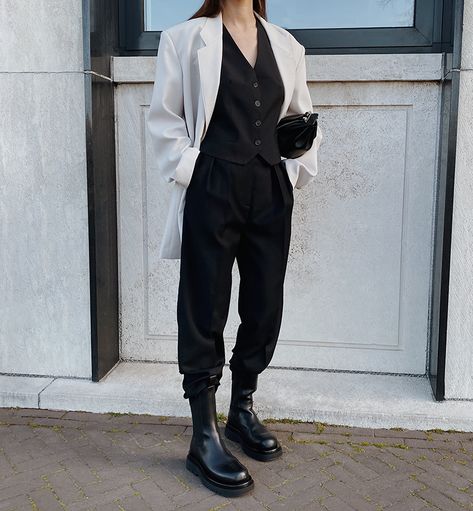 Lug Boots, Black And Beige, Trik Fotografi, Looks Chic, Mode Inspo, 가을 패션, Boots Outfit, Black Outfit, Look Fashion