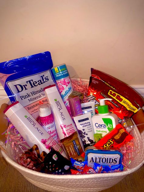 Basket Full Of Gifts, Gift Basket Questions, Female Gift Basket Ideas, Gf Basket Ideas, Thank You Basket Ideas For Women, Birthday Baskets For Women Diy, Womens Gift Basket Ideas, Gift Basket Ideas For Grandma, Small Gift Basket Ideas For Women