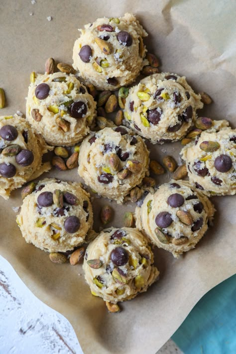 Potluck Cookies, Deep Dish Cookies, Christmas Potluck Recipes, Fun Meal Ideas, Shelled Pistachios, Cookie Swap Recipes, Pistachio Chocolate, Granola Cookies, Dark Chocolate Chip Cookies