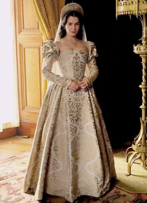 Sai Bennett, The Spanish Princess, Queen Of France, Mary Tudor, Tudor Dress, Tudor Fashion, Spanish Princess, Medieval Gown, Old Fashion Dresses