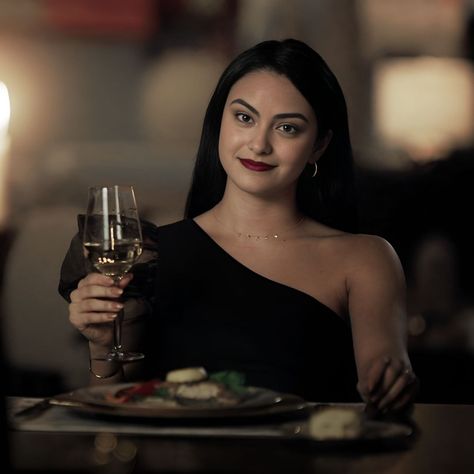 Veronica Lodge Fashion, Veronica Lodge Outfits, Camila Mendes Veronica Lodge, Riverdale Veronica, Camilla Mendes, Cami Mendes, Camila Mendes, Veronica Lodge, Cheryl Blossom