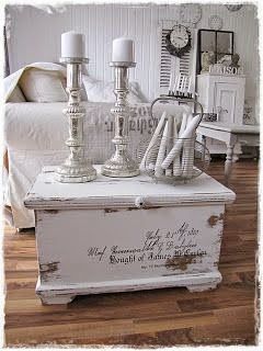 Keep Calm and DIY!: 75 of the Best Shabby Chic Home Decoration Ideas #shabbychicbedroomsdecoratingideas #DIYHomeDecorShabbyChic Shabby Chic Trunk, Camera Shabby Chic, Muebles Shabby Chic, Decoration Shabby, Smart Tiles, Decor Ikea, White Bed, Shabby Chic Bedroom, Shabby Chic Bedrooms