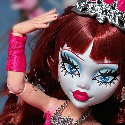 Repaint Doll Face, Monster High Repaint Ooak Art Dolls, Doll Restyle, Doll Repaint Tutorial, New Monster High Dolls, Doll Customization, Monster High Custom Doll, Tiny Desk, Original Makeup