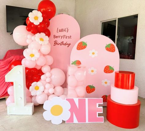 Daisy And Strawberry Party, Strawberry Themed 1st Birthday Centerpieces, Pink Strawberry Birthday Party, Strawberry Daisy Party, Berry 1st Birthday Centerpieces, Strawberry Shortcake Birthday Decor, Strawberry Themed Centerpieces, Strawberry Balloon Garland, My Berry First Birthday Decorations