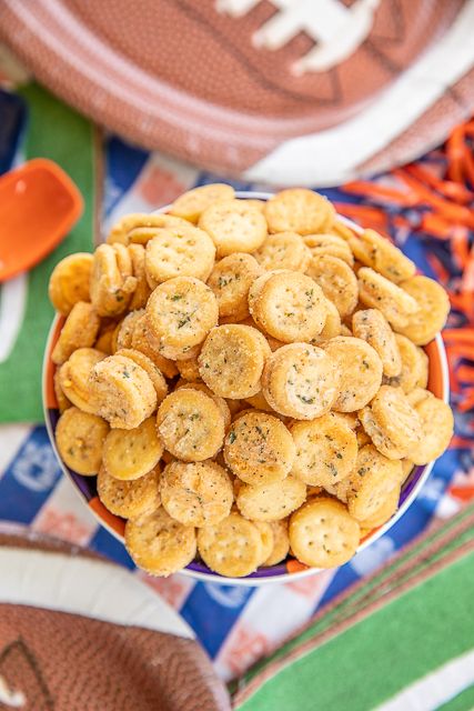 Cheesy Ranch Crackers - ritz bits tossed in a quick ranch mixture. SO good!!! Great for parties and in soups and chilis. We always have a bag in the pantry. Ritz Bits Cheese Sandwich Crackers, oil, Ranch mix, garlic powder. Can make in advance and store in an air-tight container. #tailgating #appetizer #ranch #cheese #partyfood Potluck Treats, Homemade Ranch Dressing Seasoning, Bacon Puffs, Ranch Crackers, Ritz Bits, Football Friday, Cheesy Crackers, Thanksgiving Appetizers Easy, Cheesy Ranch