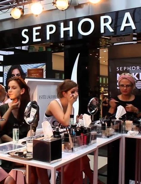 Are you a Sephora Beauty Insider? If so, we recommend reading up on the newest changes Sephora is making to their loyalty program. Sephora Worker Aesthetic, Sephora Employee Aesthetic, Sephora Job, Sephora Worker, Working At Sephora, Customer Persona, Makeup Class, Dream Aesthetic, Sephora Beauty