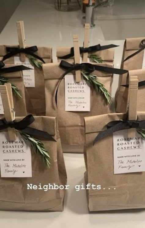 Small Group Christmas Gifts, Christmas Gifts For Coworkers Bulk, Large Group Gift Ideas, Holiday Neighbor Gifts, Christmas Treat Bags For Coworkers, Neighbor Christmas Gift Ideas, Small Christmas Gift Ideas, Coworker Christmas Gift Ideas, Christmas Goodie Bags